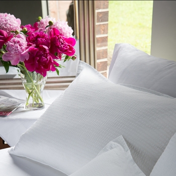 1.lenjerie-pat-creponata-perne-detaliu-textile-hoteliere-lenjerii-de-pat-crepe.jpg
